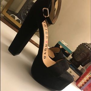FASHION NOVA Suede Block Heel / Sandal